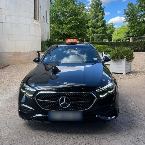 chauffeur taxi venissieux dans sa voiture mercedes