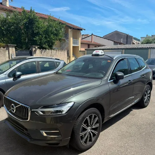 chauffeur taxi venissieux dans sa voiture volvo